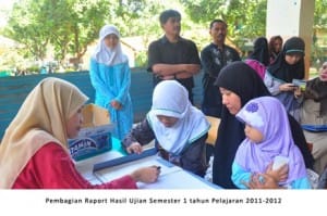 pembagian raport putri | www.darunnajah.com