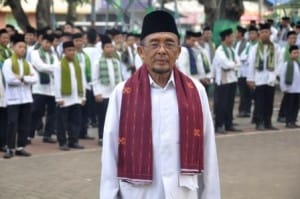 KH Mahrus Amin pakaian adat betawi