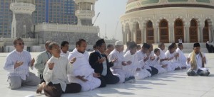 sujud syukur jamaah umroh kesyukuran 40 tahun darunnajah di masjid haram makah